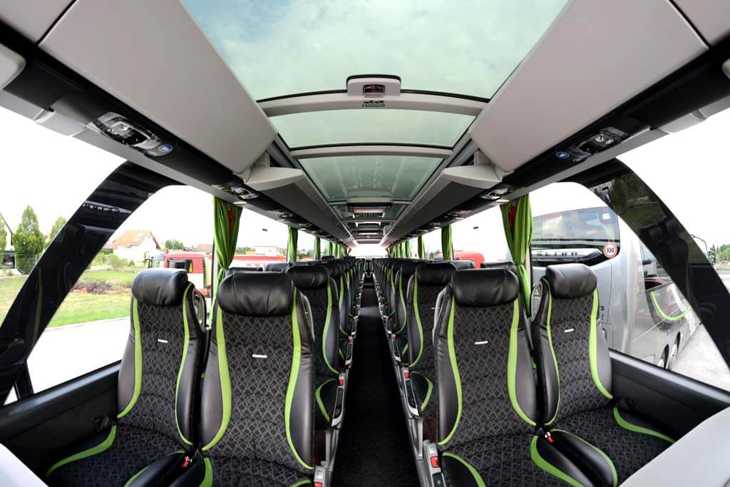 Blick in den Bus mit Panorama-Glasdach